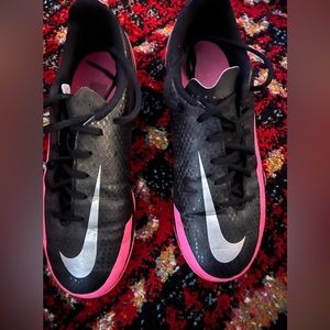 Soccer shoes